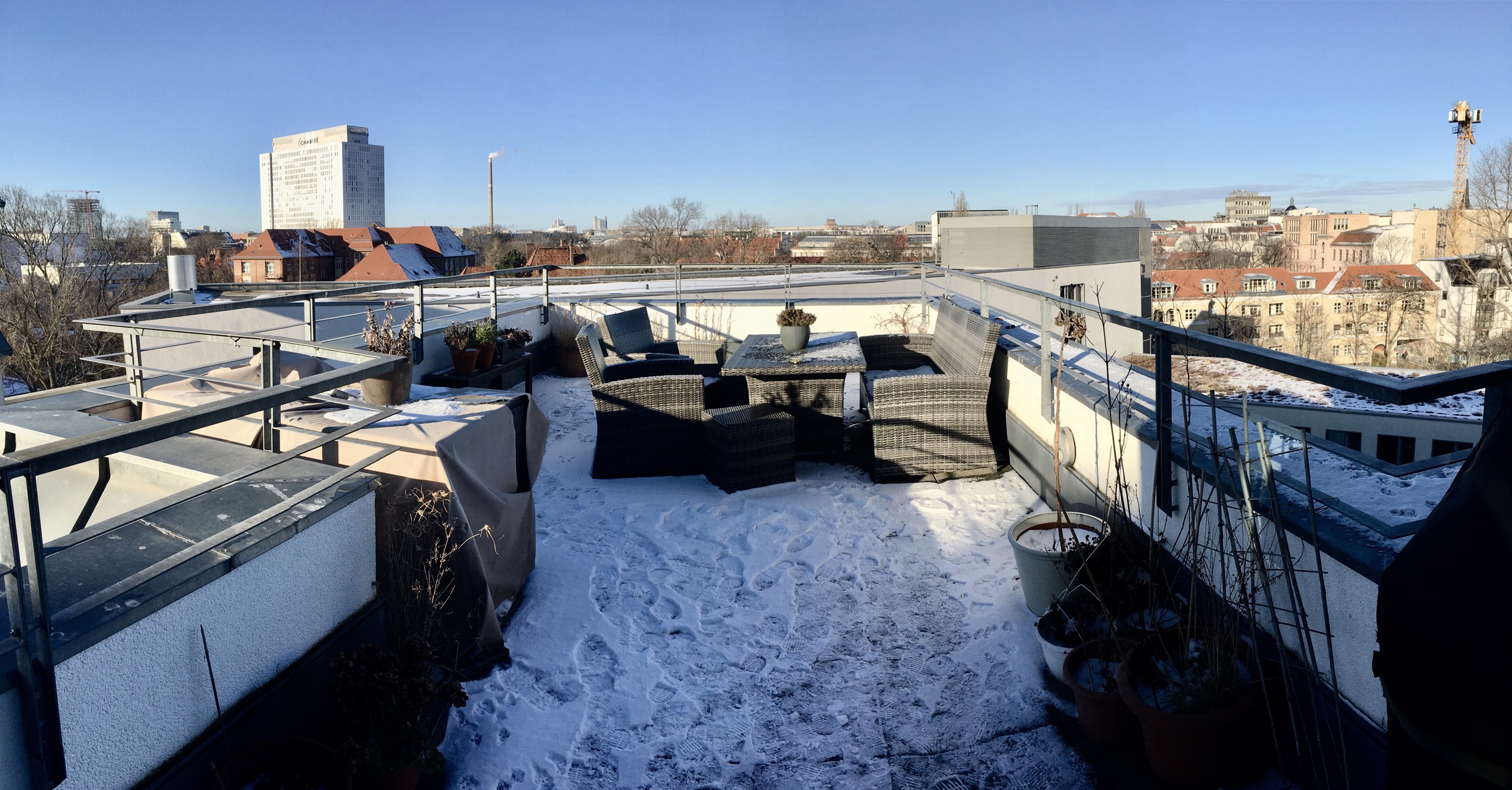 ein balkon mit schnee und ene aussicht auf berlin