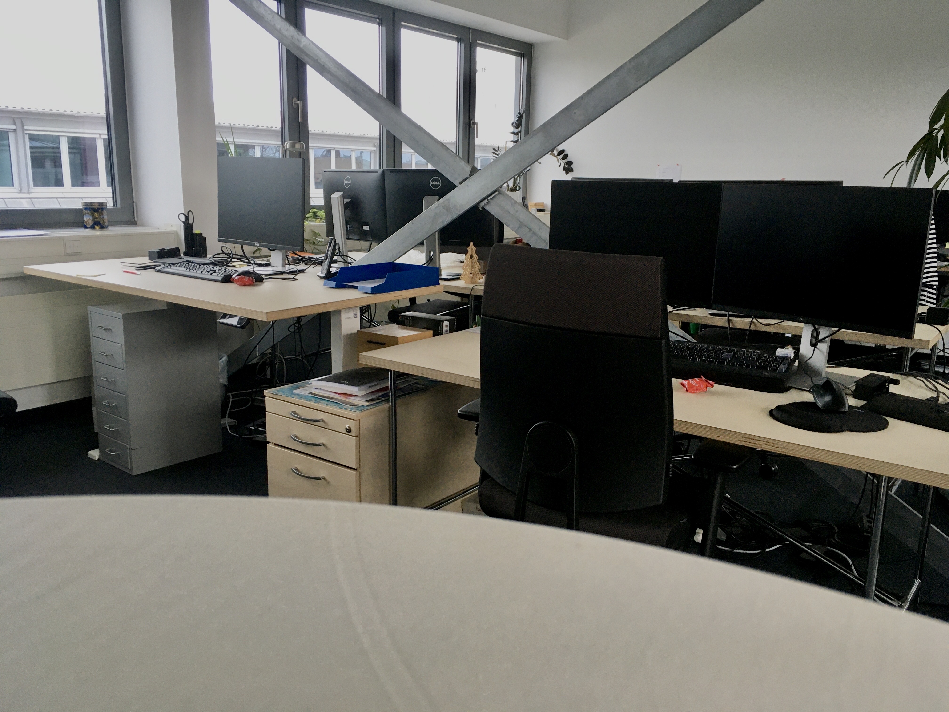 ein raum mit vielen tischen und monitore