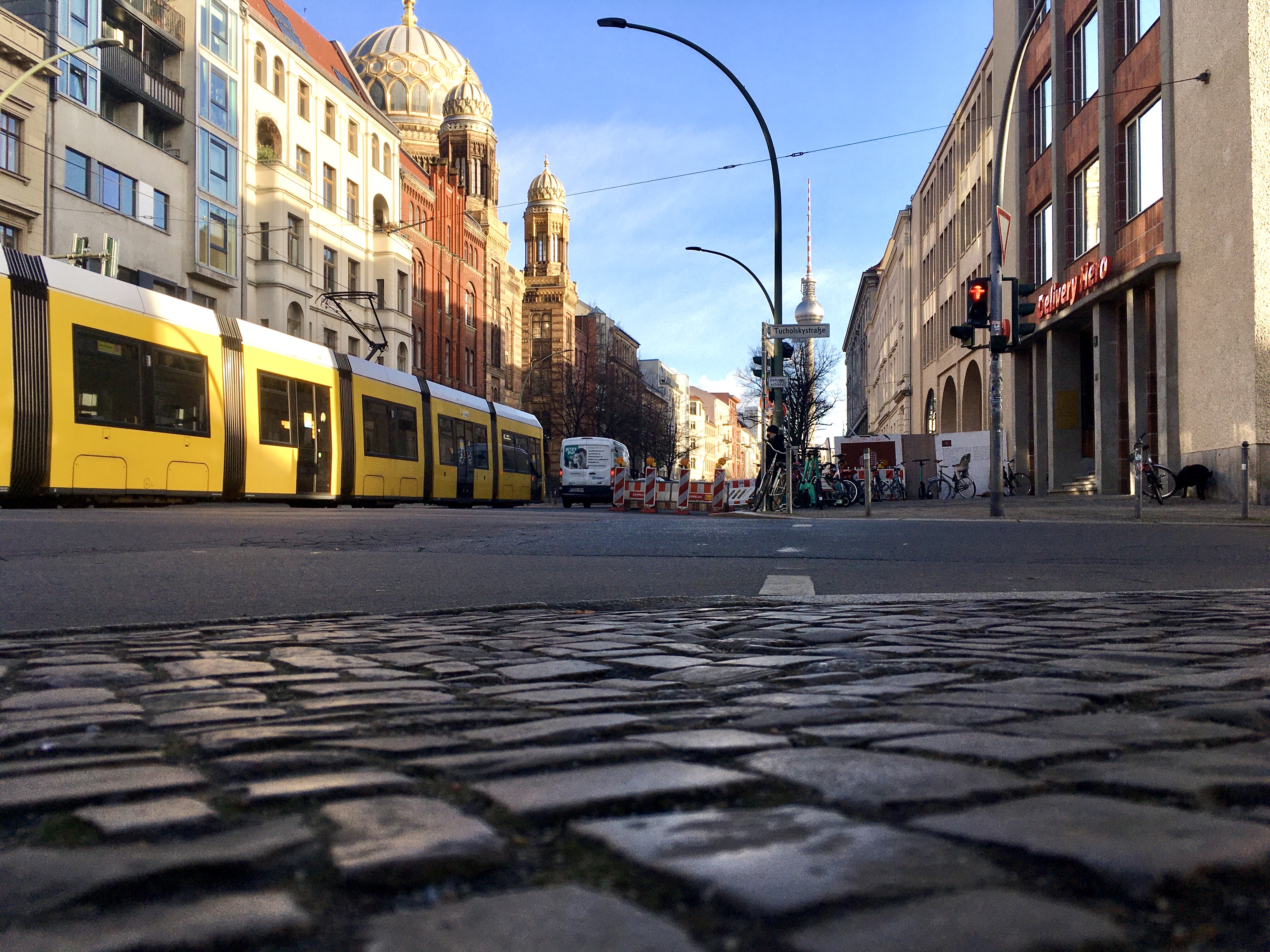 eine Tram auf der Straße mit dem blick zum Fernseturm
