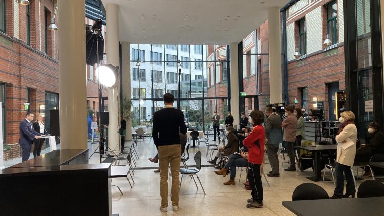 ein man und ein Teenager bei einer Prassekonferenz