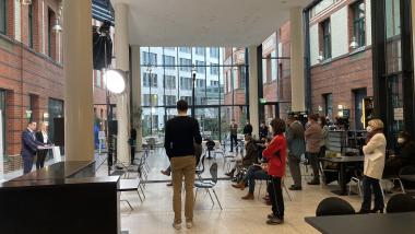 ein man und ein Teenager bei einer Prassekonferenz